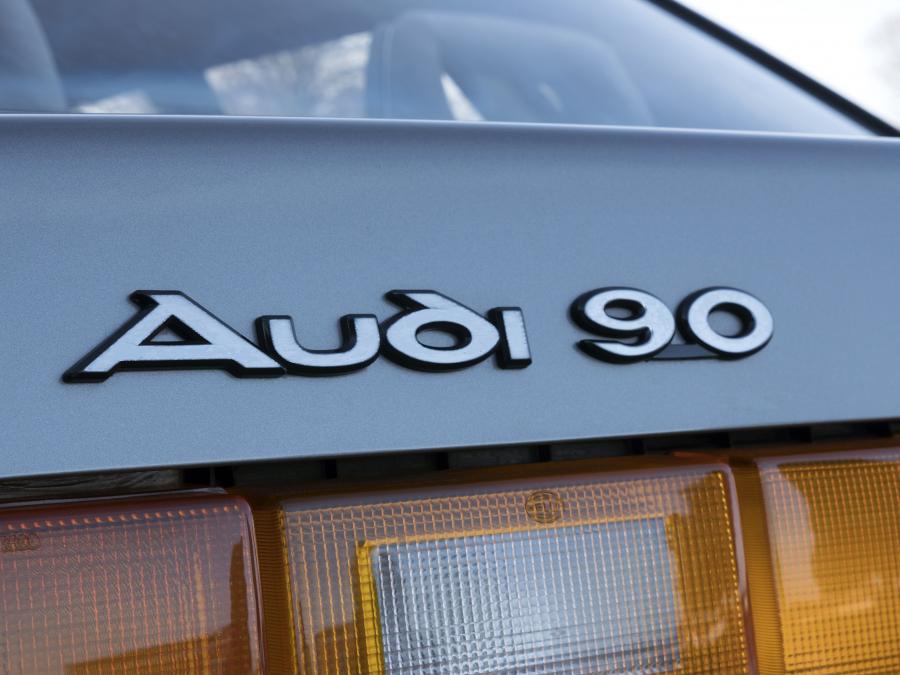 Логотип Audi 90 (B2) 1984 года  (UK) (фото 7 из 12)